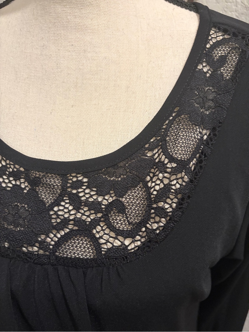 Black Lace Yoke Scoop Neck Tunic Top - Picture 2 of 7